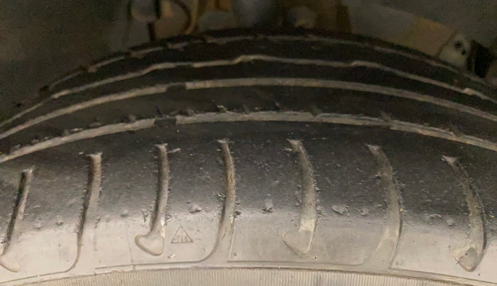 2017 Renault Duster 85 PS RXS MT DIESEL, Diesel, Manual, 1,06,068 km, Right Front Tyre Tread