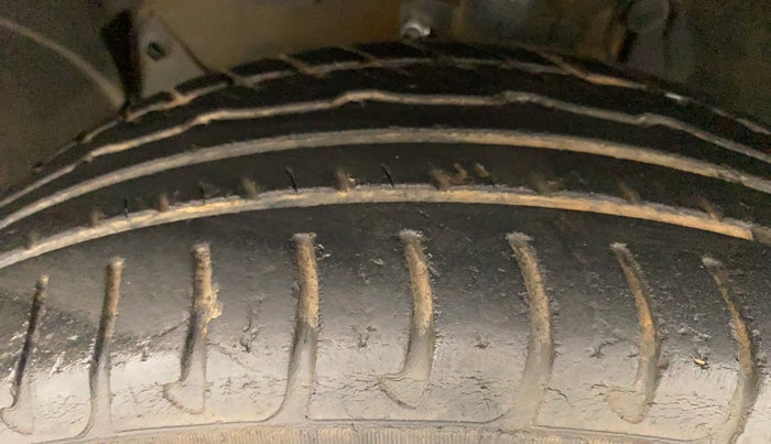 2017 Renault Duster 85 PS RXS MT DIESEL, Diesel, Manual, 1,06,068 km, Left Front Tyre Tread