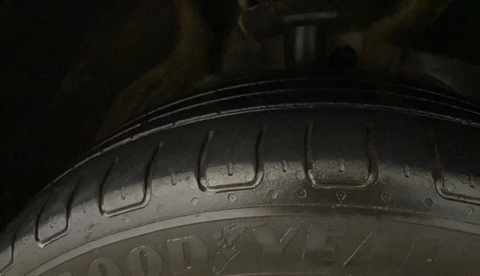 2023 MG HECTOR PLUS SAVVY PRO 1.5 TURBO CVT 7 STR, Petrol, Automatic, 59,794 km, Right Front Tyre Tread