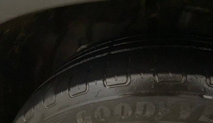 2023 MG HECTOR PLUS SAVVY PRO 1.5 TURBO CVT 7 STR, Petrol, Automatic, 59,794 km, Left Front Tyre Tread