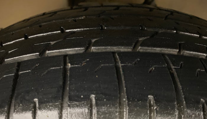 2014 Toyota Innova 2.5 GX 8 STR BS IV, Diesel, Manual, 70,258 km, Left Front Tyre Tread