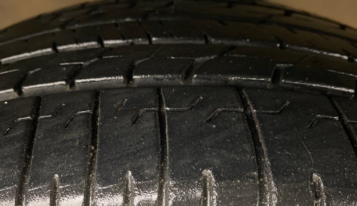 2014 Toyota Innova 2.5 GX 8 STR BS IV, Diesel, Manual, 70,258 km, Right Front Tyre Tread