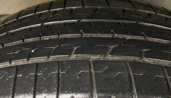 2014 Toyota Innova 2.5 GX 8 STR BS IV, Diesel, Manual, 70,258 km, Left Rear Tyre Tread