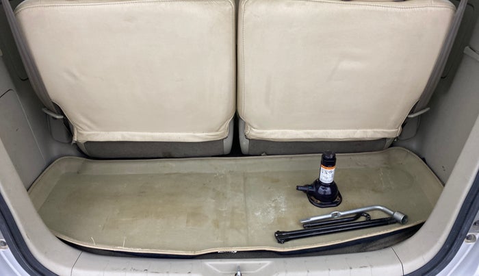 2014 Toyota Innova 2.5 GX 8 STR BS IV, Diesel, Manual, 70,258 km, Boot Inside