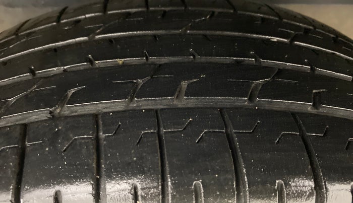 2014 Toyota Innova 2.5 GX 8 STR BS IV, Diesel, Manual, 70,258 km, Right Rear Tyre Tread