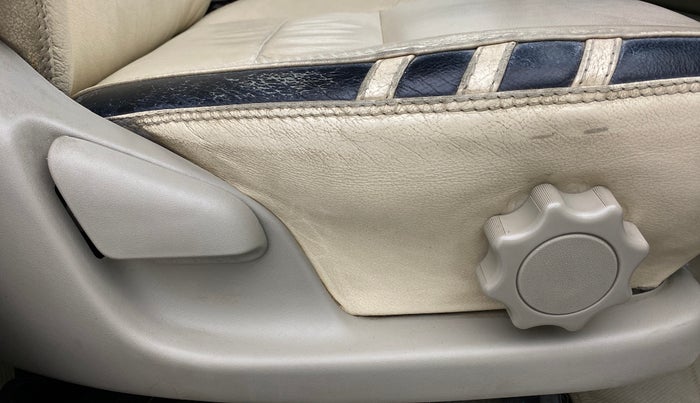 2014 Toyota Innova 2.5 GX 8 STR BS IV, Diesel, Manual, 70,258 km, Driver Side Adjustment Panel