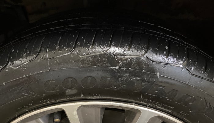 2020 Maruti Ciaz ALPHA  AT 1.5 SHVS PETROL, Petrol, Automatic, 39,077 km, Left Front Tyre Tread