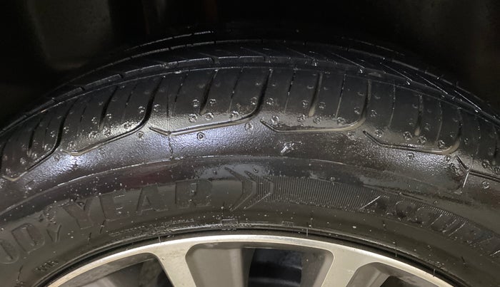 2020 Maruti Ciaz ALPHA  AT 1.5 SHVS PETROL, Petrol, Automatic, 39,077 km, Right Rear Tyre Tread