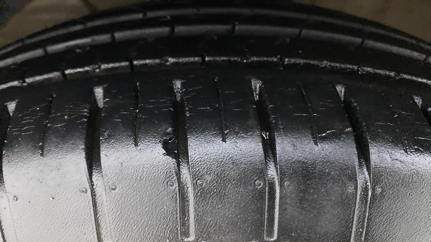 2018 Maruti Swift ZXI AMT, Petrol, Automatic, 31,404 km, Left Front Tyre Tread