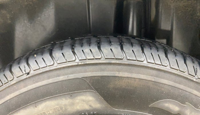 2015 Maruti Swift VXI, Petrol, Manual, 59,578 km, Left Rear Tyre Tread