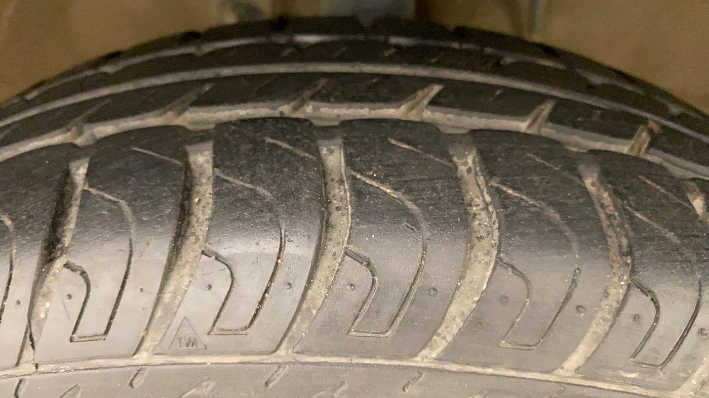 2016 Maruti Wagon R 1.0 VXI (O) AMT, Petrol, Automatic, 28,352 km, Right Front Tyre Tread