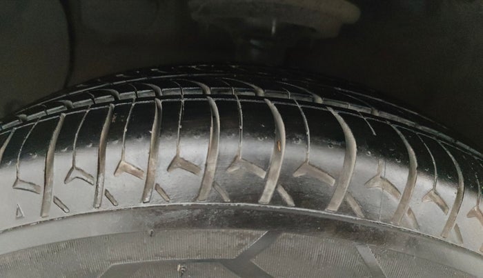 2016 Hyundai Grand i10 SPORTZ 1.2 KAPPA VTVT, CNG, Manual, 1,07,079 km, Left Front Tyre Tread