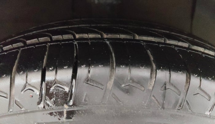 2016 Hyundai Grand i10 SPORTZ 1.2 KAPPA VTVT, CNG, Manual, 1,07,079 km, Right Front Tyre Tread