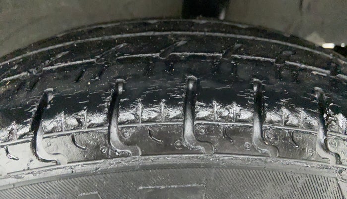 2017 Renault Kwid 1.0 RXT Opt, CNG, Manual, 37,815 km, Left Rear Tyre Tread