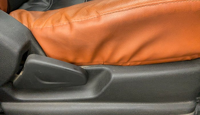 2017 Renault Kwid 1.0 RXT Opt, CNG, Manual, 37,815 km, Driver Side Adjustment Panel