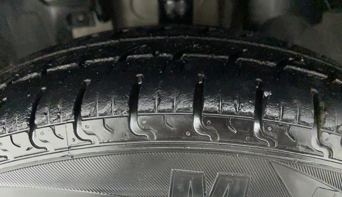 2017 Renault Kwid 1.0 RXT Opt, CNG, Manual, 37,815 km, Left Front Tyre Tread