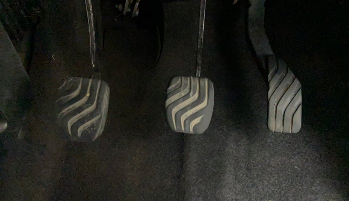 2017 Renault Kwid 1.0 RXT Opt, CNG, Manual, 37,815 km, Pedals