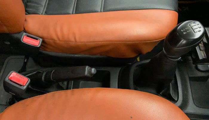 2017 Renault Kwid 1.0 RXT Opt, CNG, Manual, 37,815 km, Gear Lever