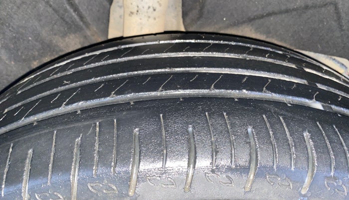 2022 Mahindra XUV700 AX 3 P MT 5 STR, Petrol, Manual, 74,579 km, Right Rear Tyre Tread