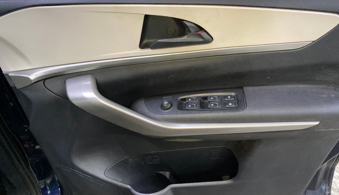 2022 Mahindra XUV700 AX 3 P MT 5 STR, Petrol, Manual, 74,579 km, Driver Side Door Panels Control