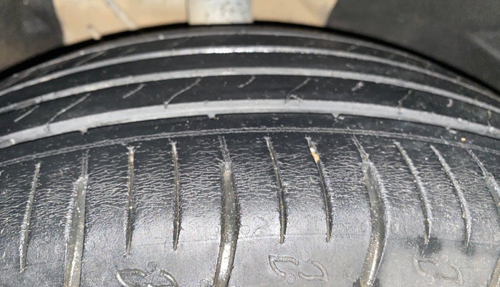 2022 Mahindra XUV700 AX 3 P MT 5 STR, Petrol, Manual, 74,579 km, Right Front Tyre Tread