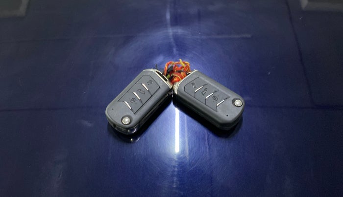 2022 Mahindra XUV700 AX 3 P MT 5 STR, Petrol, Manual, 74,579 km, Key Close Up