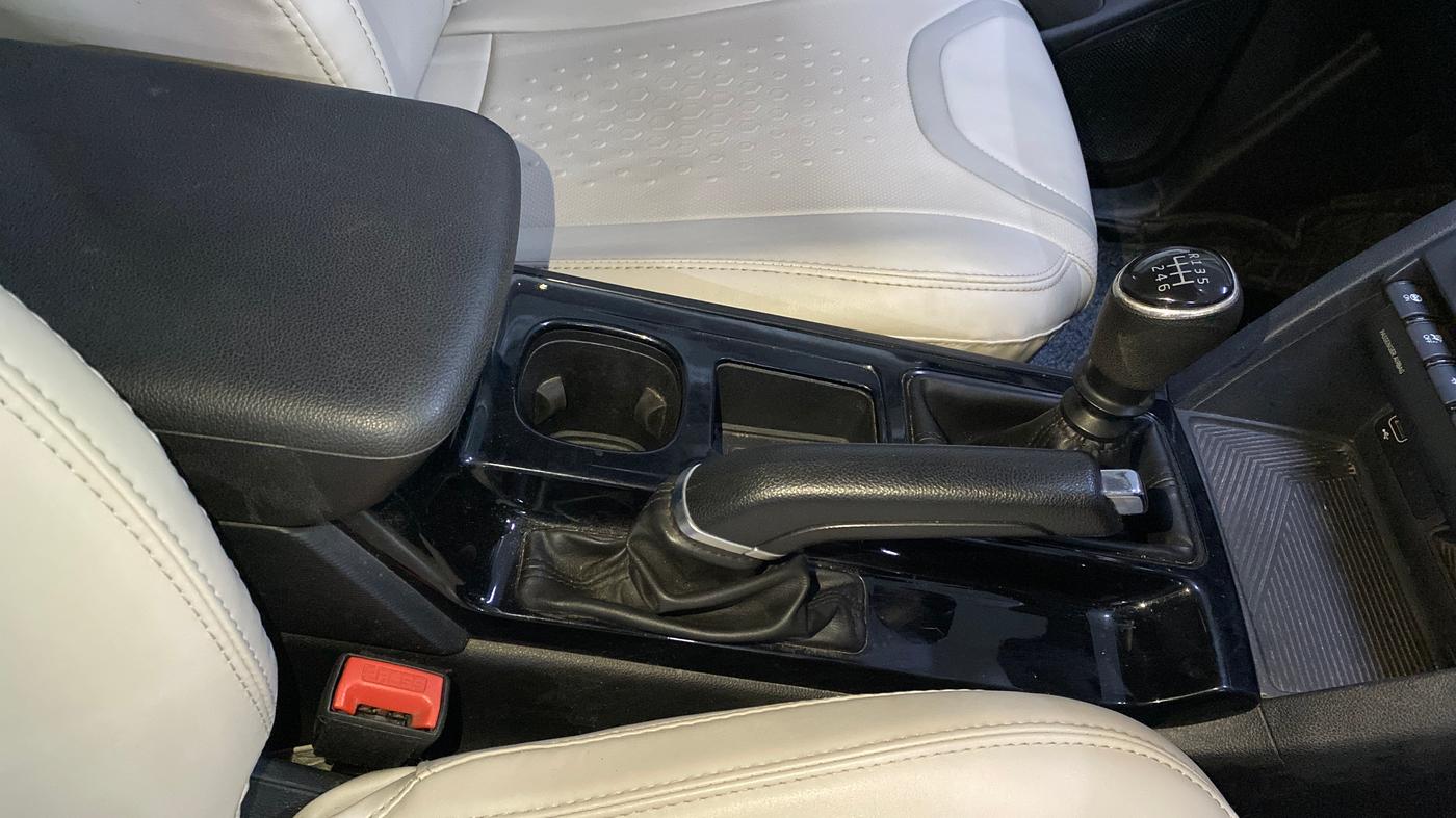 2022 Mahindra XUV700 AX 3 P MT 5 STR, Petrol, Manual, 74,579 km, Gear Lever