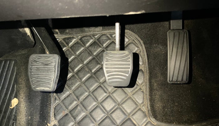 2022 Mahindra XUV700 AX 3 P MT 5 STR, Petrol, Manual, 74,579 km, Pedals