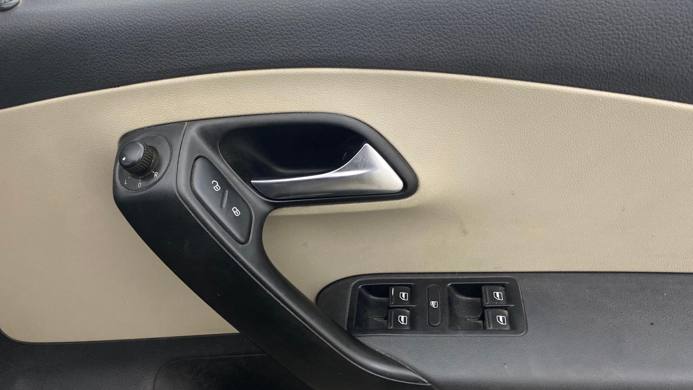 2013 Volkswagen Polo COMFORTLINE 1.2L, Diesel, Manual, 97,167 km, Driver Side Door Panels Control