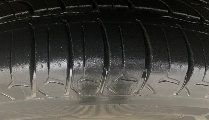 2013 Volkswagen Polo COMFORTLINE 1.2L, Diesel, Manual, 97,390 km, Left Front Tyre Tread