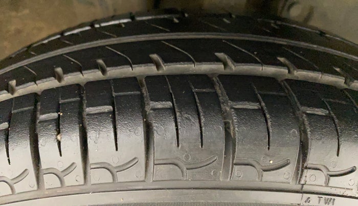 2017 Renault Kwid RXT 0.8 (O), Petrol, Manual, 71,945 km, Right Front Tyre Tread