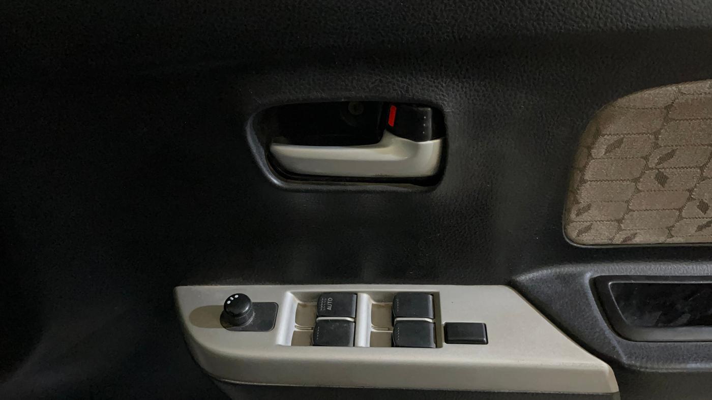 2015 Maruti Wagon R 1.0 VXI, Petrol, Manual, 79,070 km, Driver Side Door Panels Control