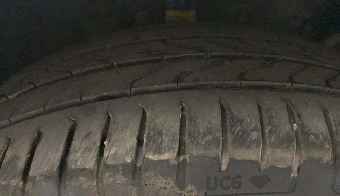 2016 Ford Ecosport TITANIUM+ 1.0L ECOBOOST, Petrol, Manual, 1,24,250 km, Right Front Tyre Tread