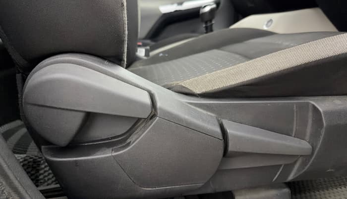 2022 Nissan MAGNITE XV MT, Petrol, Manual, 49,911 km, Driver Side Adjustment Panel