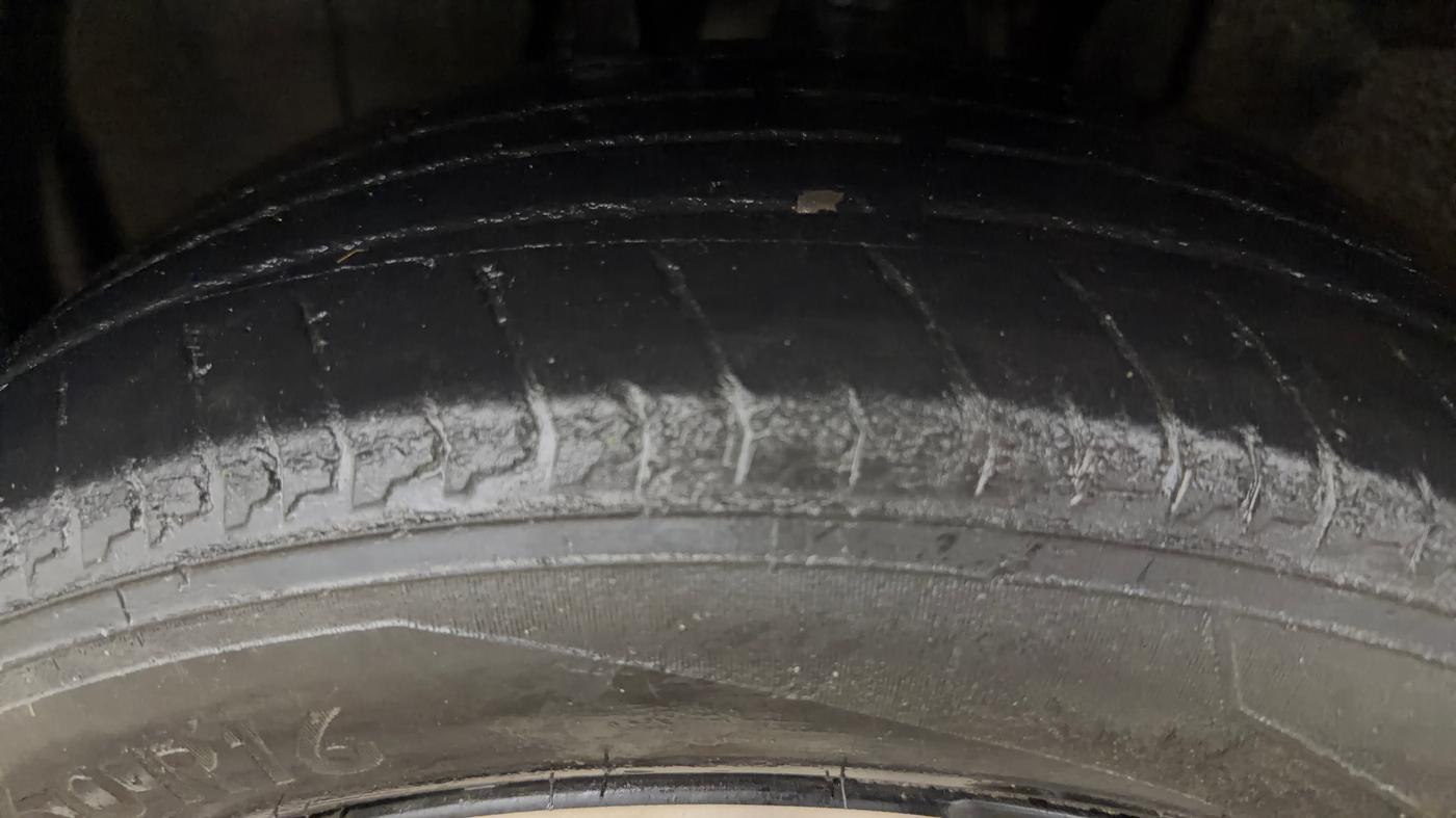 2022 Nissan MAGNITE XV MT, Petrol, Manual, 50,001 km, Left Front Tyre Tread