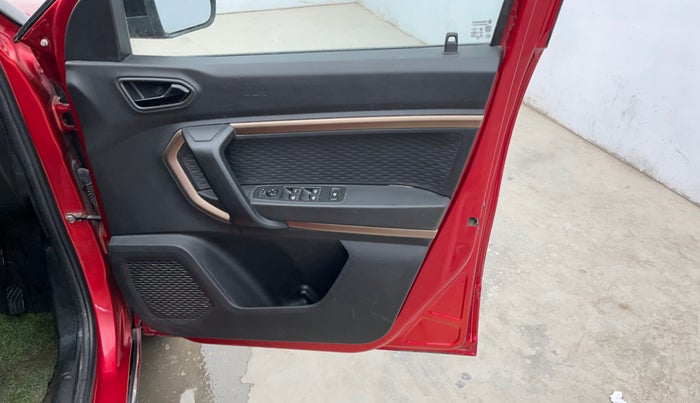 2023 Renault Kiger RXT (O) MT, Petrol, Manual, 23,260 km, Driver Side Door Panels Control