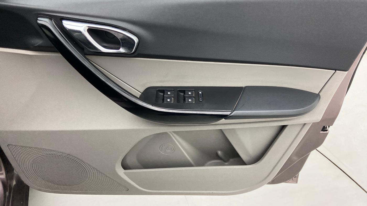 2017 Tata Tiago XZ PETROL, Petrol, Manual, 93,402 km, Driver Side Door Panels Control