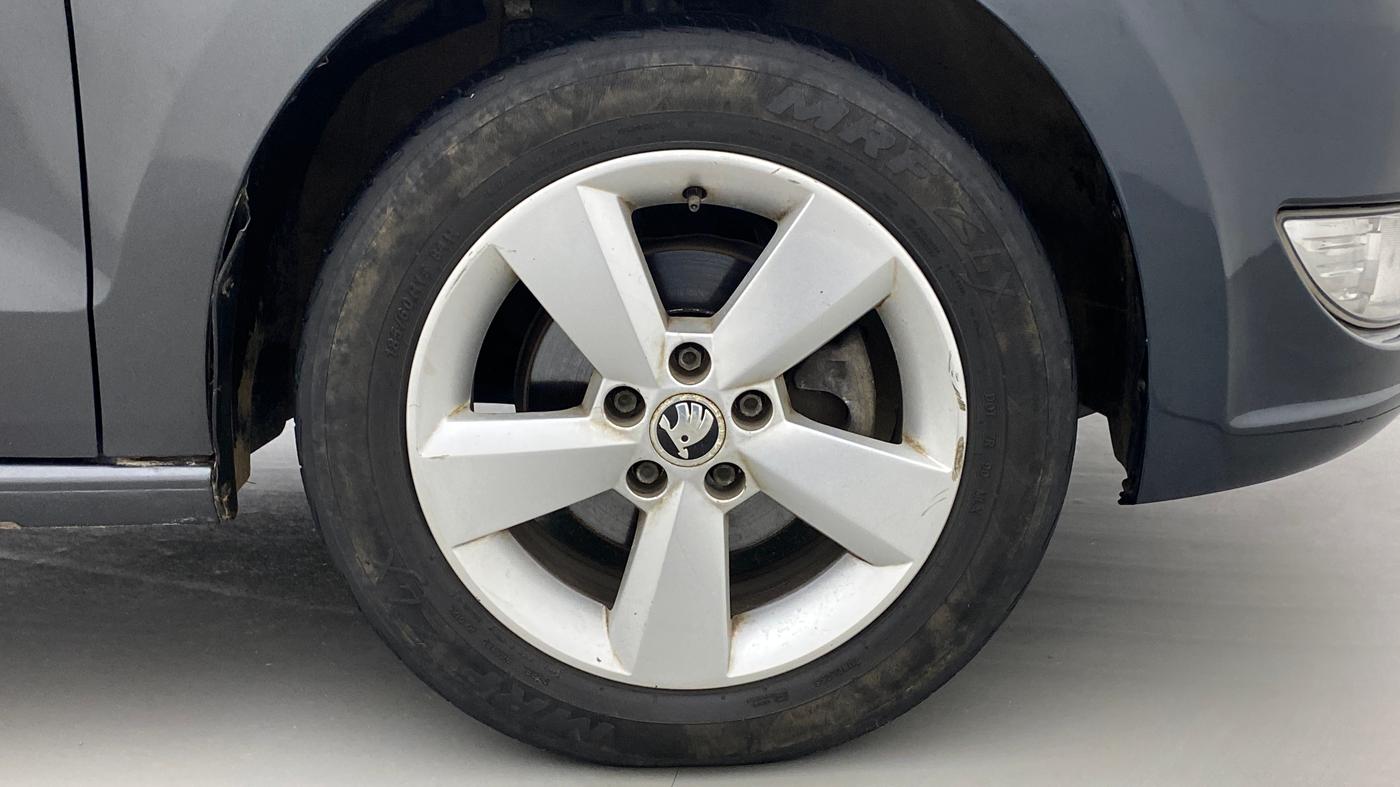 2016 Skoda Rapid 1.6 MPI MT STYLE PLUS, Petrol, Manual, 62,088 km, Right Front Wheel