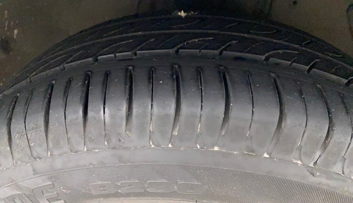 2013 Hyundai i20 SPORTZ 1.4 CRDI, Diesel, Manual, 1,20,675 km, Right Front Tyre Tread