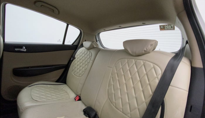 2013 Hyundai i20 SPORTZ 1.4 CRDI, Diesel, Manual, 1,20,675 km, Right Side Rear Door Cabin