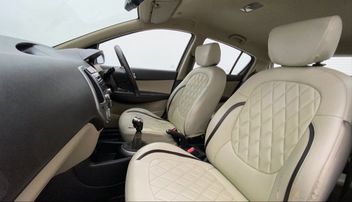 2013 Hyundai i20 SPORTZ 1.4 CRDI, Diesel, Manual, 1,20,675 km, Right Side Front Door Cabin