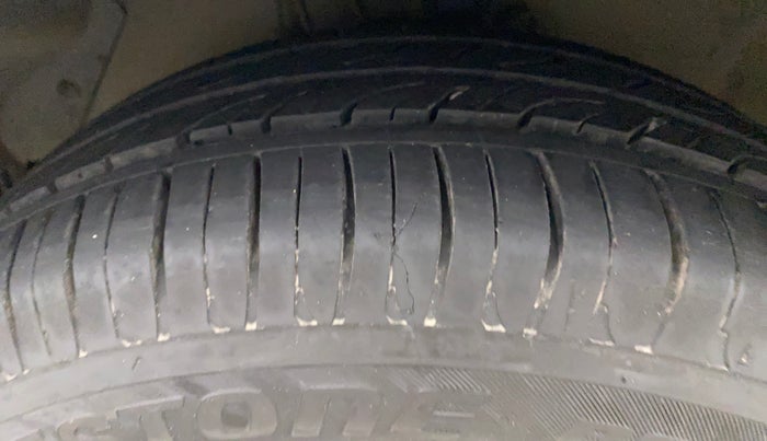 2013 Hyundai i20 SPORTZ 1.4 CRDI, Diesel, Manual, 1,20,675 km, Left Front Tyre Tread