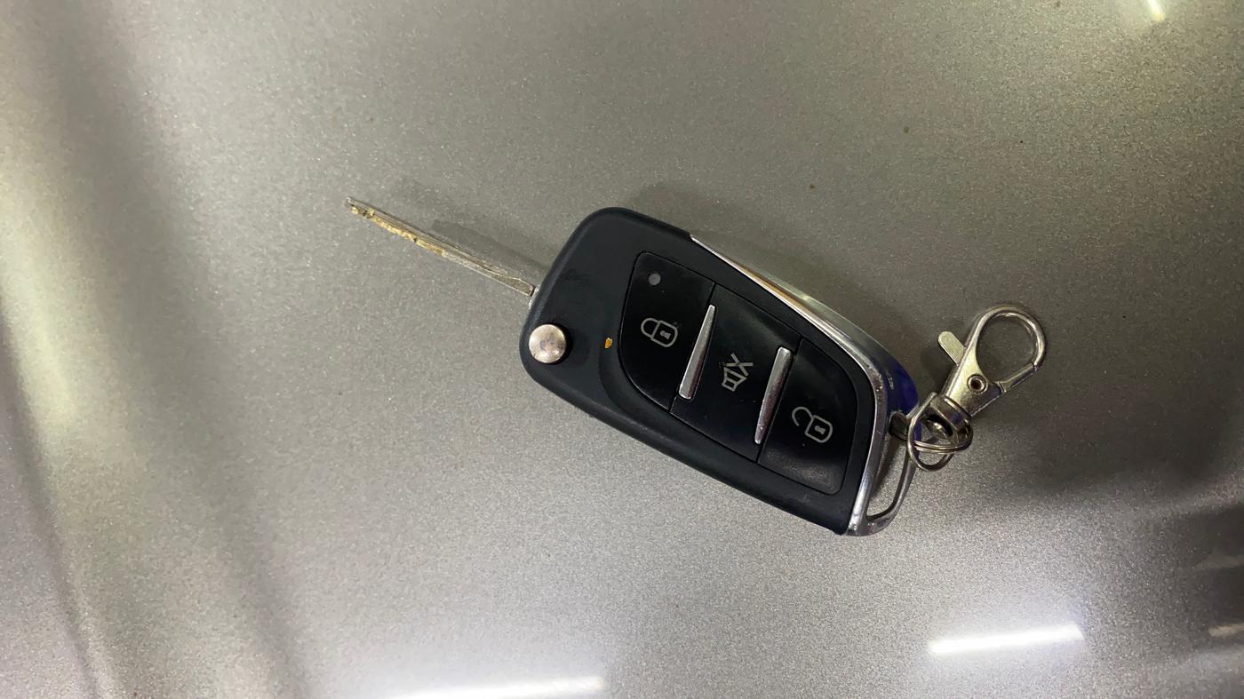 2018 Mahindra KUV 100 NXT K2 P 6 STR, Petrol, Manual, 26,324 km, Key Close Up