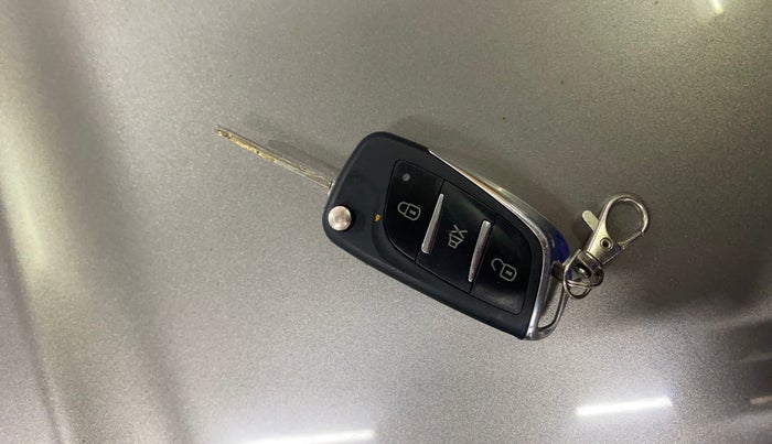 2018 Mahindra KUV 100 NXT K2 P 6 STR, Petrol, Manual, 26,324 km, Key Close Up