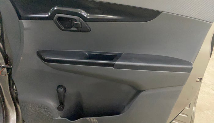 2018 Mahindra KUV 100 NXT K2 P 6 STR, Petrol, Manual, 26,324 km, Driver Side Door Panels Control