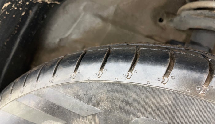 2017 Maruti Swift LXI (O), Petrol, Manual, 64,841 km, Right Front Tyre Tread