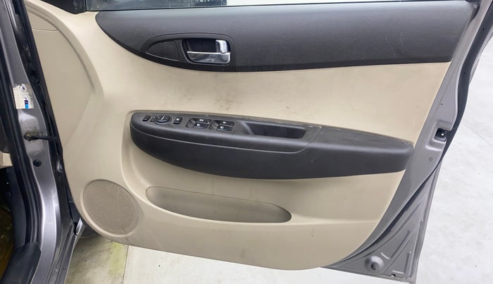 2013 Hyundai i20 MAGNA 1.2, Petrol, Manual, 94,273 km, Driver Side Door Panels Control