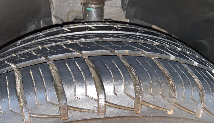 2015 Renault Duster 85 PS RXL DIESEL, Diesel, Manual, 80,782 km, Right Front Tyre Tread