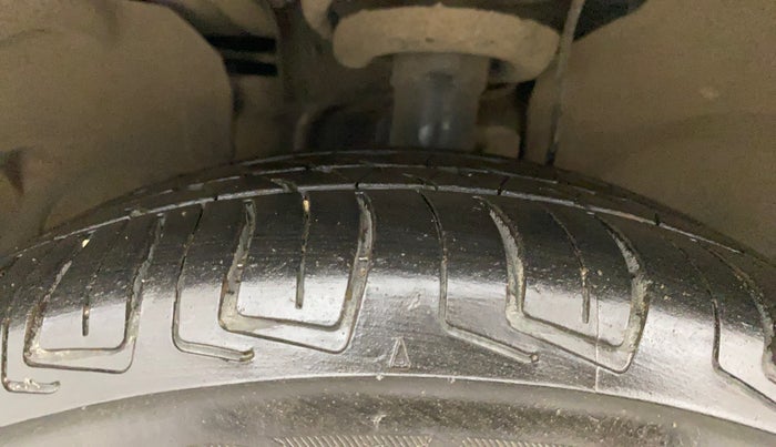 2014 Ford Figo TITANIUM 1.2 PETROL, Petrol, Manual, 61,553 km, Left Front Tyre Tread