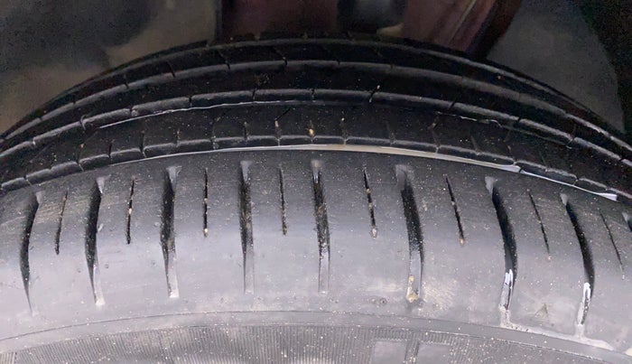 2022 Volkswagen TAIGUN HIGHLINE 1.0 TSI MT, Petrol, Manual, 7,544 km, Left Front Tyre Tread